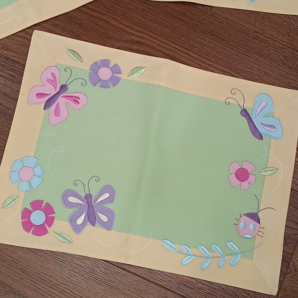 BLOSSOMS & BLOOMS APPLIQUE PLACEMATS..   #5793